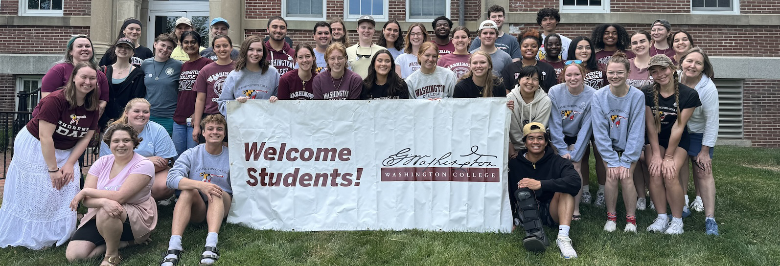 peer mentors and RAs in front of Smith Hall