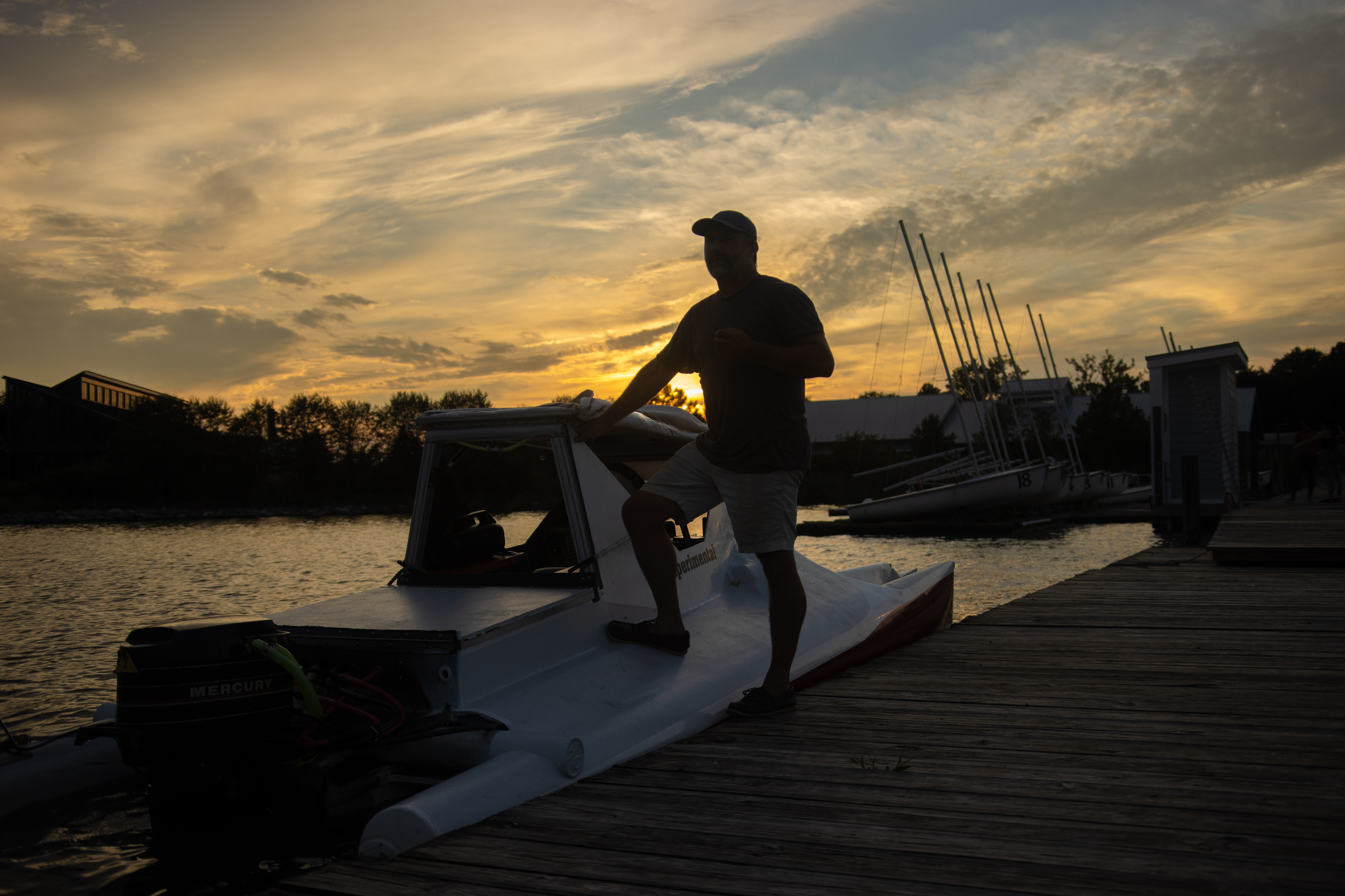 Washington College Electric Boat Team on the river. 