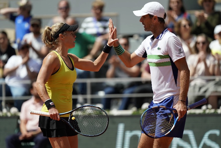 tennis players Laura Siegemund and Édouard Roger-Vasselin high five on the court