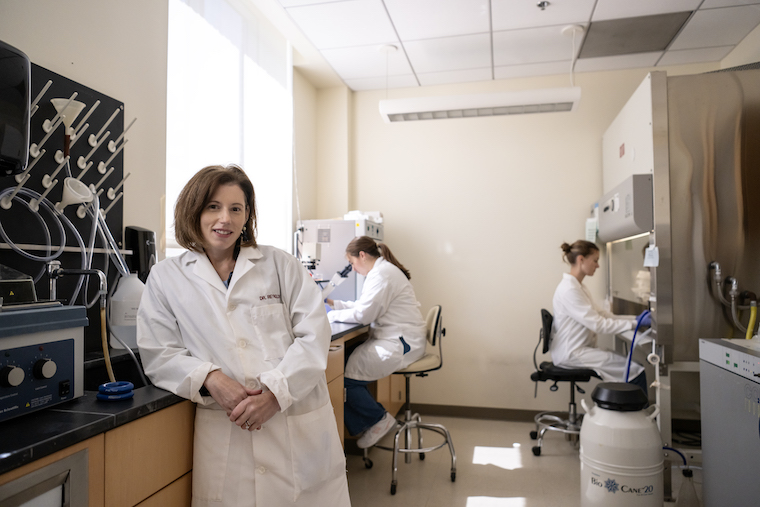 Professor Mindy Reynolds in the lab with students.