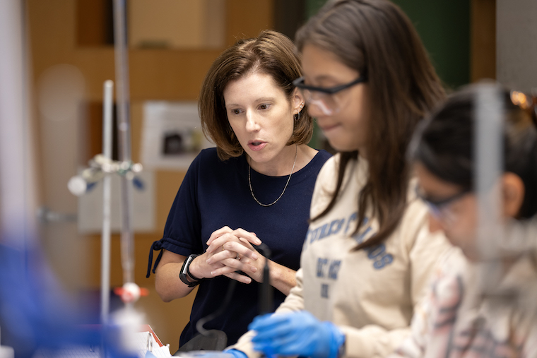 Mindy Reynolds instructs students in the lab. 